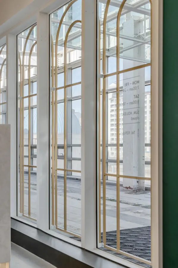 골드 아치창이 우아한 프리미엄 피트니스 공간